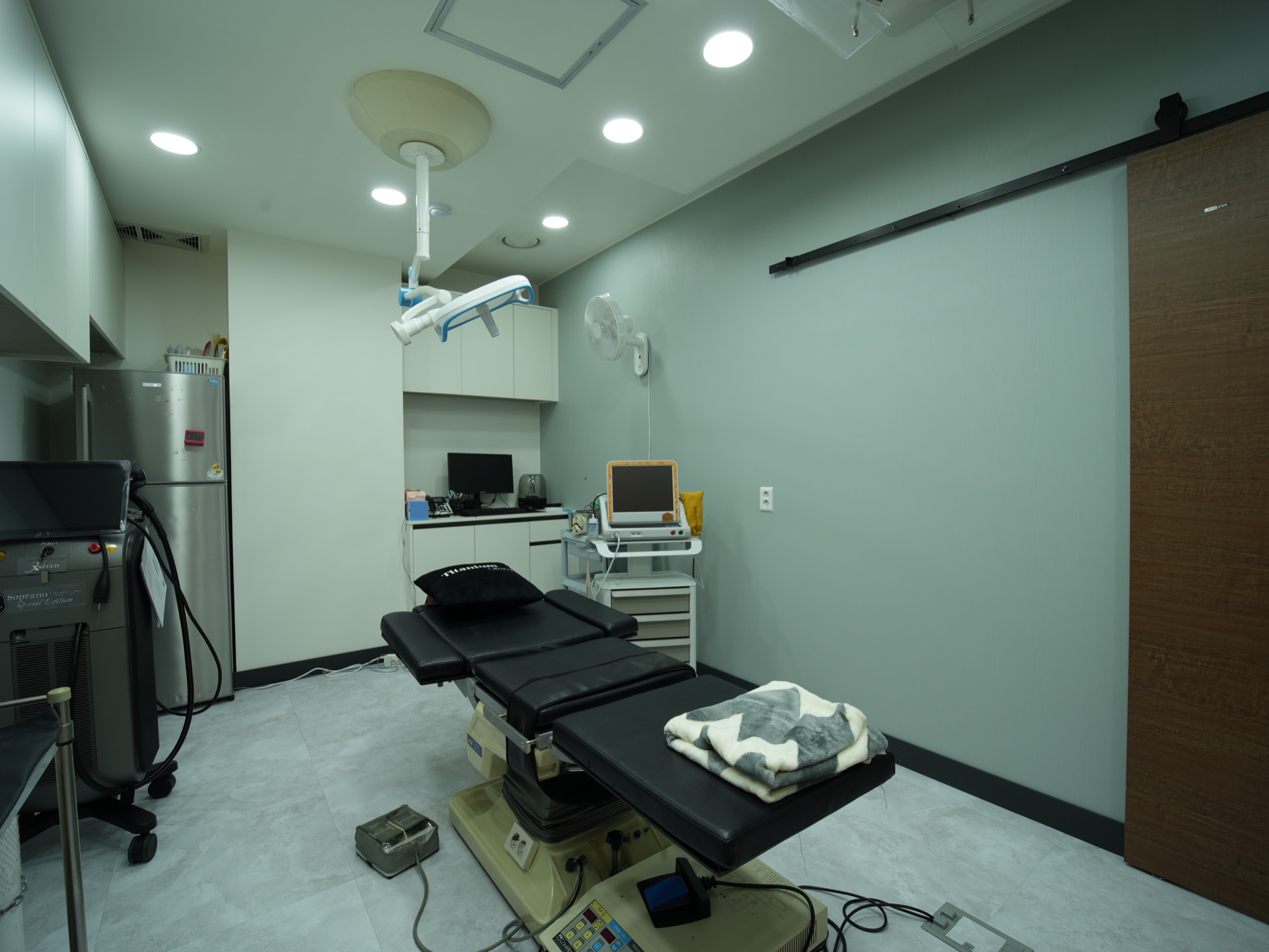 Thread lift performed in HERA Clinic's treatment room in Gangnam, Seoul