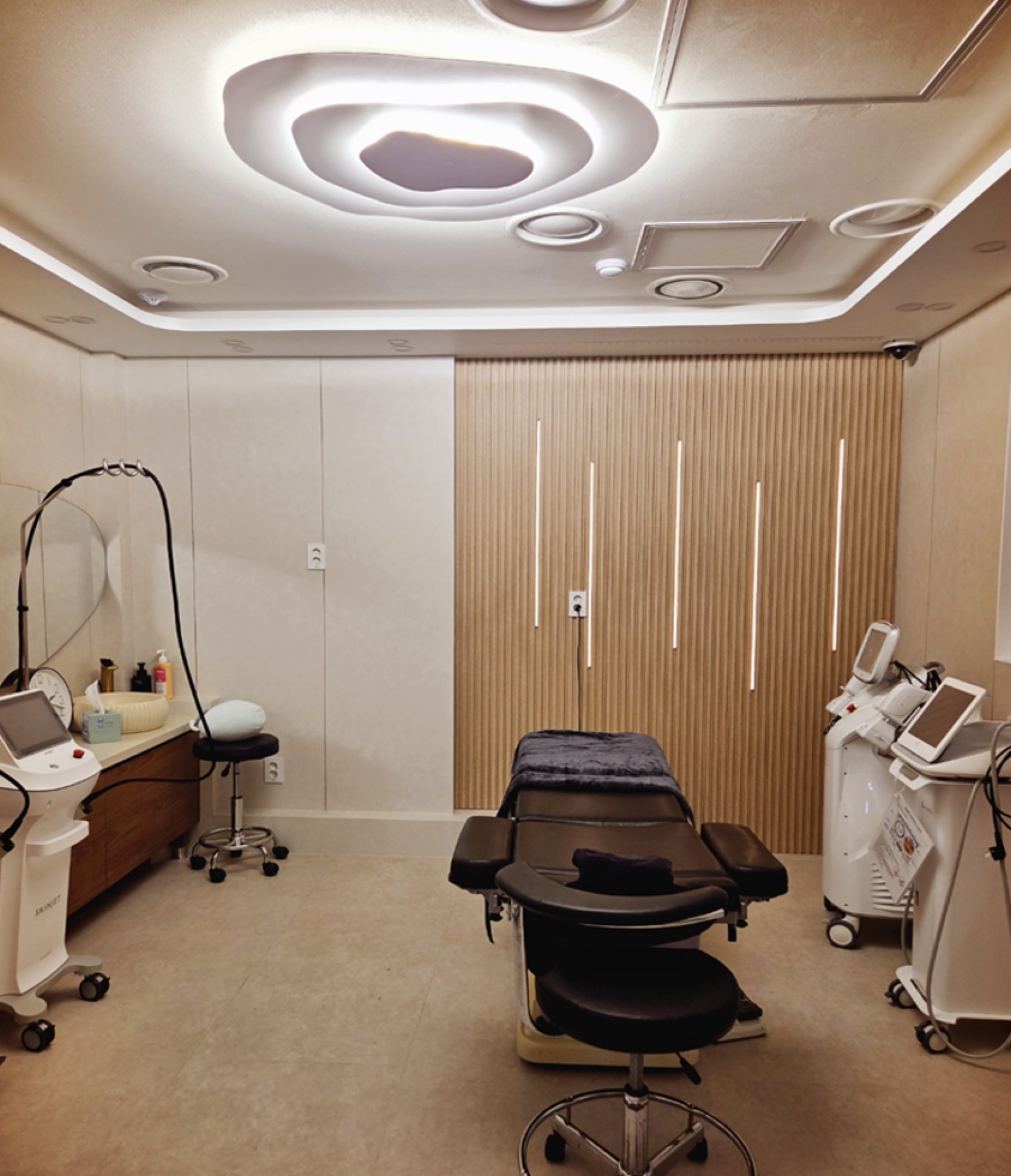 Juvelook performed in HERA Clinic's treatment room in Gangnam, Seoul